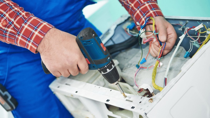 Gaziosmanpaşa Ariston Ariston çamaşır makinesi kart tamiri – Su almama arızası orijinal parça ile giderildi. - Teknik servis örneği